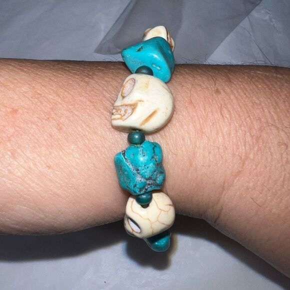 Chunky Turquoise and Skull Stretch Bracelet‎ - Picture 5 of 5